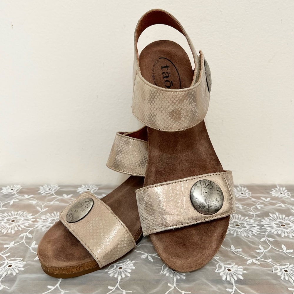 Like New Taos Carousel Leather Wedge Sandal Resortwear Vacation Chic